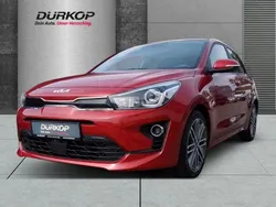 Signalrot met Gebraucht 2021 Kia Rio Spirit Limousine | 15.990 € (Fairer Preis)