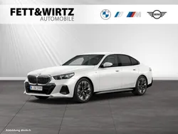 Mineralweiss metallic Gebraucht 2024 BMW 520 M Sport Limousine | 56.400 € (Guter Preis)