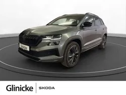 Graphitegrau metallic Gebraucht 2023 Skoda Karoq SportLine SUV | 37.880 € (Fairer Preis)