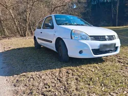 Weiß Gebraucht 2011 Renault Clio II Campus Kleinwagen | 1.600 €