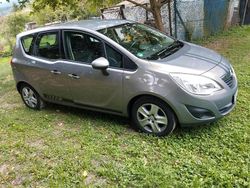 Grau Gebraucht 2011 Opel Meriva Van / Kleinbus | 4.300 € (Etwas zu teuer)