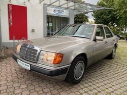 Silber Gebraucht 1990 Mercedes E260 Limousine | 11.900 €