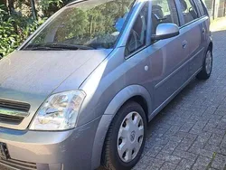 Grau Gebraucht 2005 Opel Meriva Edition Van / Kleinbus | 2.600 € (Fairer Preis)