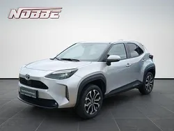 Shimmering silver metallic (metallic) Gebraucht 2023 Toyota Yaris Hybrid Team SUV | 25.990 € (Fairer Preis)