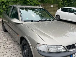 Grau Gebraucht 1995 Opel Vectra Limousine | 1.500 €