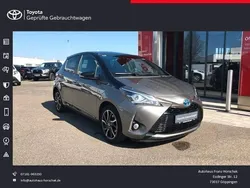 Platinumbronze metallic / mysticschwarz mica Gebraucht 2017 Toyota Yaris Hybrid Plus Limousine | 11.890 €