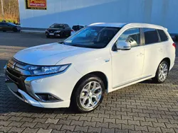 Weiß Gebraucht 2020 Mitsubishi Outlander P-HEV Basis SUV | 22.890 € (Fairer Preis)