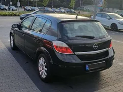 Schwarz Gebraucht 2004 Opel Astra Limousine | 900 € (Guter Preis)