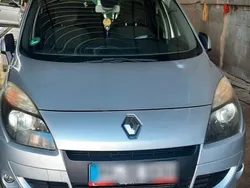 Grau Gebraucht 2010 Renault Scénic III Dynamique Van / Kleinbus | 5.500 € (Etwas zu teuer)