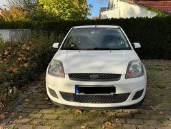 Weiß Gebraucht 2006 Ford Fiesta Kleinwagen | 1.950 € (Fairer Preis)