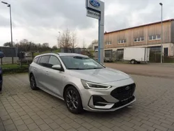 Silber Gebraucht 2023 Ford Focus ST-Line Limousine | 22.900 € (Fairer Preis)