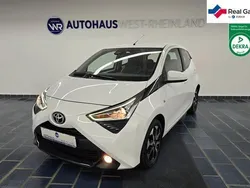 Weiß Gebraucht 2022 Toyota Aygo X-play Kleinwagen | 10.290 €