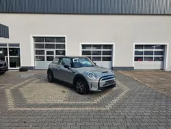 Moonwalk grey (metallic) Gebraucht 2022 Mini Cooper SE Kleinwagen | 19.990 € (Fairer Preis)