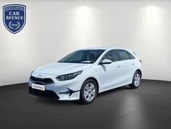 Weiß (carraraweiß (weiß)) Gebraucht 2024 Kia Ceed Vision Limousine | 22.690 € (Fairer Preis)