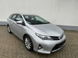 Silber Gebraucht 2013 Toyota Auris Life Limousine | 5.500 € (Etwas zu teuer)