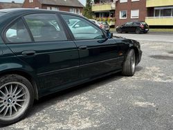 Grün Gebraucht 1997 BMW 523 Limousine | 5.250 € (Teuer)