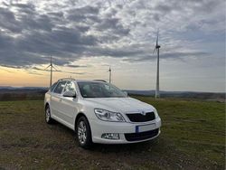 Weiß Gebraucht 2012 Skoda Octavia Family Kombi | 5.800 € (Etwas zu teuer)