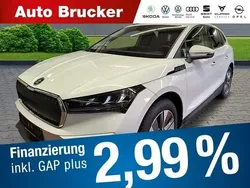 Weiss Gebraucht 2023 Skoda Enyaq iV Loft SUV | 34.850 € (Etwas zu teuer)