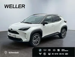Platinum weiß metallic / schwarz Gebraucht 2024 Toyota Yaris Hybrid Advance | 37.100 €