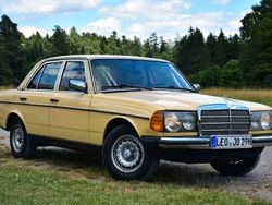 Gelb Gebraucht 1980 Mercedes 200 Limousine | 5.300 €