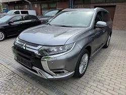 Grau Gebraucht 2021 Mitsubishi Outlander P-HEV Top SUV | 21.888 € (Fairer Preis)