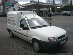 Weiß Gebraucht 2001 Ford Courier Van / Kleinbus | 599 €