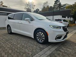 Weiß Gebraucht 2022 Chrysler Pacifica Van / Kleinbus | 29.999 €