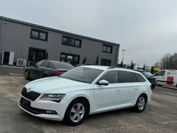 Weiß Gebraucht 2018 Skoda Superb Ambition Kombi | 9.900 € (Guter Preis)