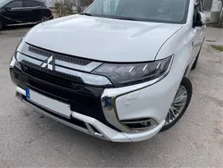 Weiß Gebraucht 2019 Mitsubishi Outlander P-HEV Top SUV | 19.990 € (Fairer Preis)