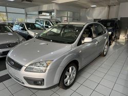 Silber Gebraucht 2005 Ford Focus Ghia Limousine | 2.999 € (Fairer Preis)