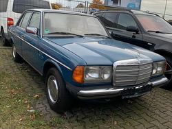 Blau Gebraucht 1981 Mercedes E230 Limousine | 4.300 €