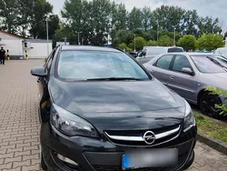Schwarz Gebraucht 2014 Opel Astra Kombi | 3.200 € (Guter Preis)