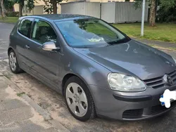 Grau Gebraucht 2004 VW Golf V Kleinwagen | 2.800 €