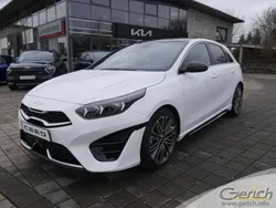 Deluxeweiss metallic Neu 2025 Kia Ceed GT GT-Line Limousine | 33.890 € (Fairer Preis)