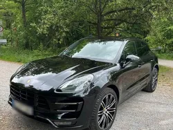 Schwarz Gebraucht 2018 Porsche Macan Turbo Performance Package SUV | 32.000 €