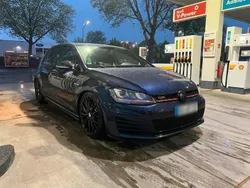 Blau Gebraucht 2016 VW Golf VII GTI Kleinwagen | 16.000 €