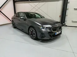 Grau Gebraucht 2023 BMW i5 M Sport Limousine | 55.289 € (Etwas zu teuer)