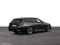 Grau Gebraucht 2024 BMW 540 Kombi | 74.378 €