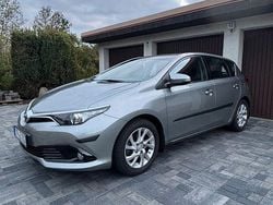 Silber Gebraucht 2017 Toyota Auris Comfort Limousine | 13.000 € (Fairer Preis)