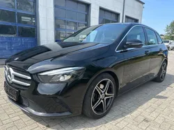 Schwarz Gebraucht 2021 Mercedes B180 Van / Kleinbus | 23.900 € (Teuer)