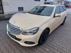 Hellelfenbein Gebraucht 2016 Mercedes E220 Kombi | 3.890 €