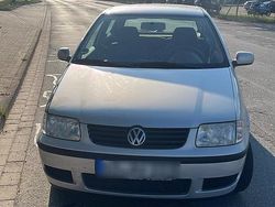 Silber Gebraucht 2000 VW Polo Kleinwagen | 800 € (Guter Preis)