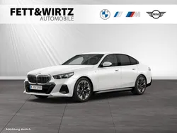Mineralweiß metallic Gebraucht 2024 BMW 520 M Sport Limousine | 52.777 € (Superpreis)