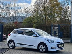 Weiß Gebraucht 2017 Hyundai i20 Passion Limousine | 9.700 € (Fairer Preis)