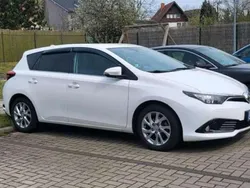 Weiß Gebraucht 2016 Toyota Auris Comfort Limousine | 10.499 € (Etwas zu teuer)