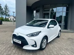 Weiß Gebraucht 2024 Toyota Yaris Hybrid Comfort Limousine | 20.999 € (Fairer Preis)