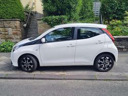 Weiß Gebraucht 2020 Toyota Aygo X-play Kleinwagen | 10.200 € (Fairer Preis)