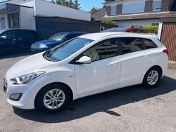 Polar white / sol Gebraucht 2016 Hyundai i30 Classic Kombi | 7.495 € (Fairer Preis)