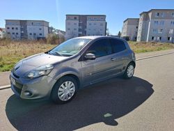 Grau Gebraucht 2010 Renault Clio II Kleinwagen | 2.000 € (Fairer Preis)