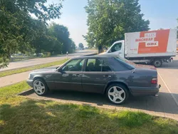 Grau Gebraucht 1995 Mercedes E200 Limousine | 6.999 €